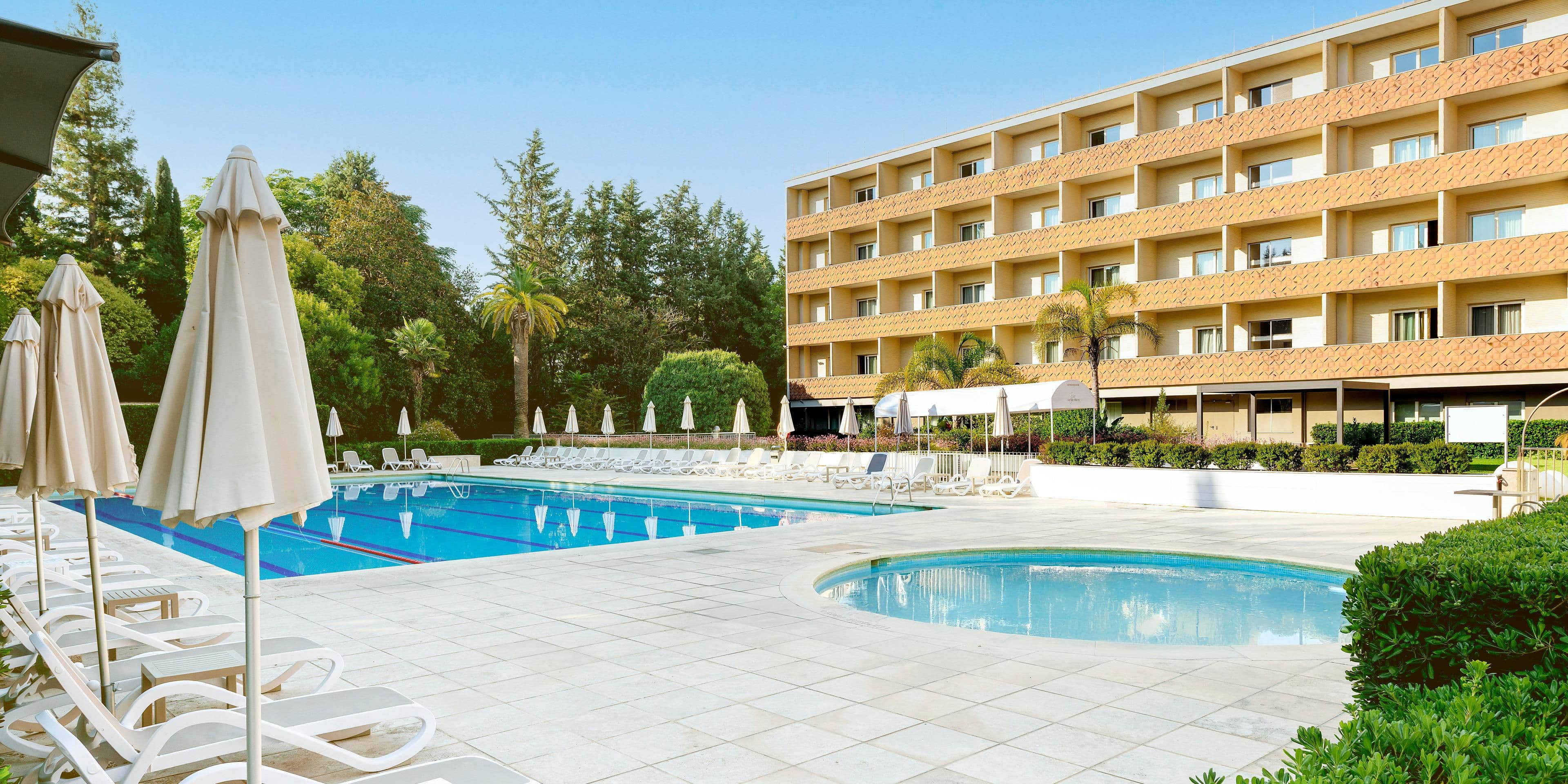 Hotel con piscina e area relax per ospitalità sportiva