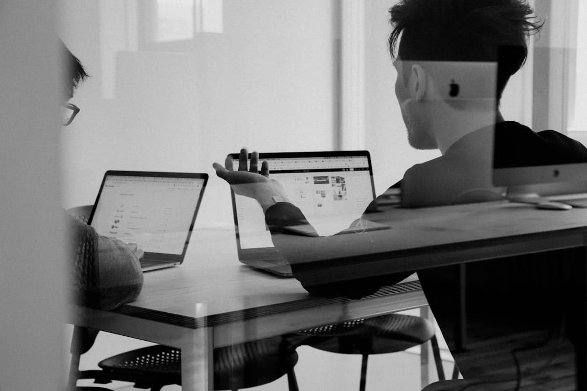 Team al lavoro su coordinamento operativo in sala riunioni