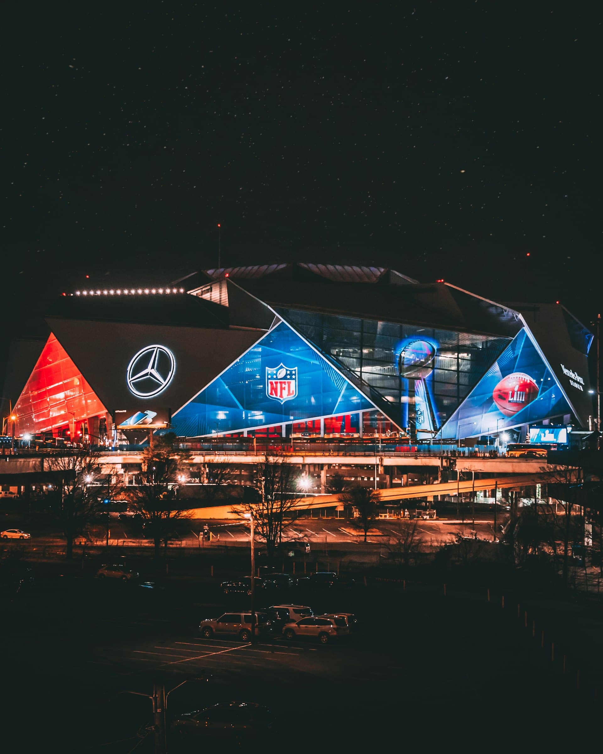Stadio illuminato di notte durante un evento sportivo