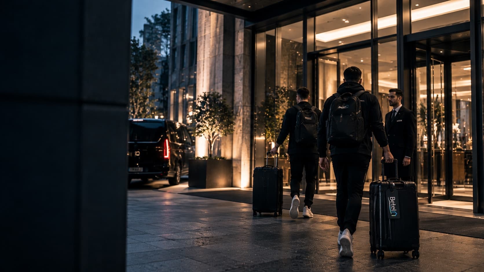 Arrivo in hotel la sera, con il van in attesa e l'accoglienza all'ingresso