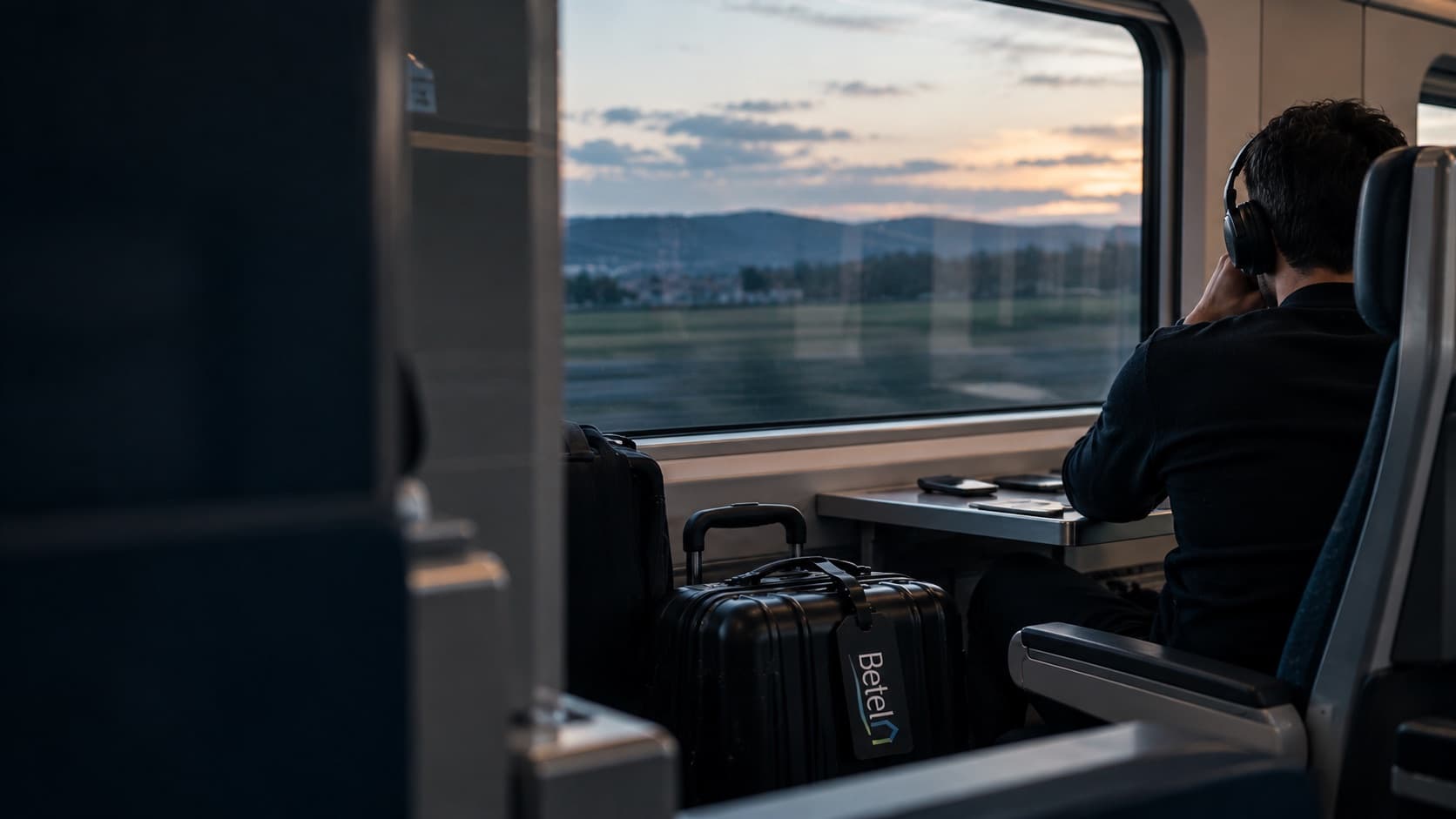 Viaggiatore in treno con il bagaglio etichettato Betel