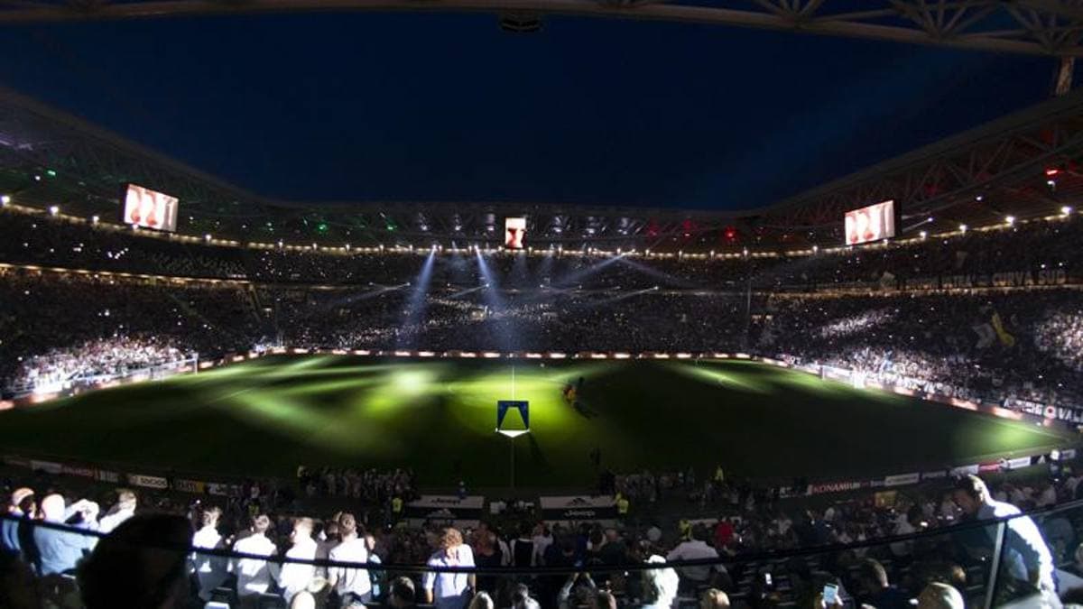 Juventus Stadium illuminato durante una partita notturna